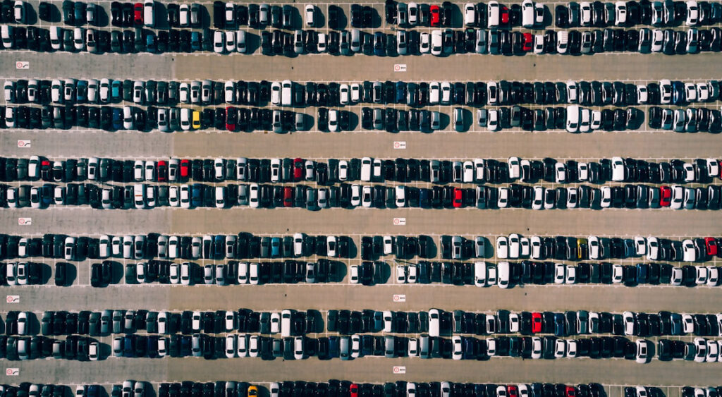 Parkplatz voller Fahrzeuge